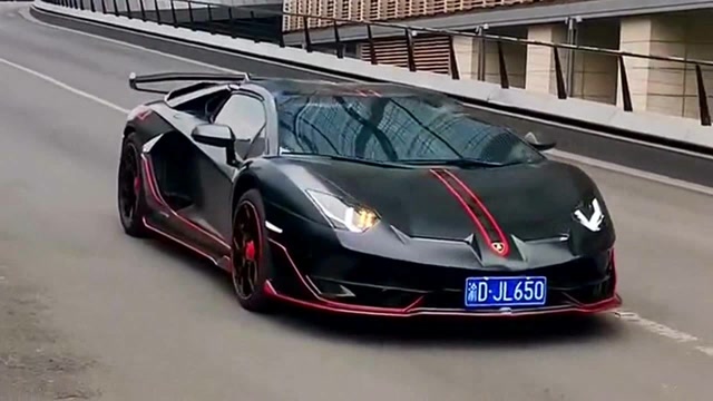 重庆棕榈泉之王开兰博基尼大牛,到成都游玩,打卡成都著名景点太古里!