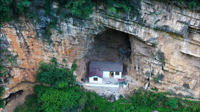 贵州一户人家把房子建在悬崖的山洞里,住了一年就被吓跑了