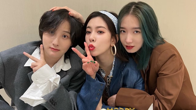 孟美岐发文庆祝23岁生日 与闺蜜宋妍霏贴脸合照亲密无间