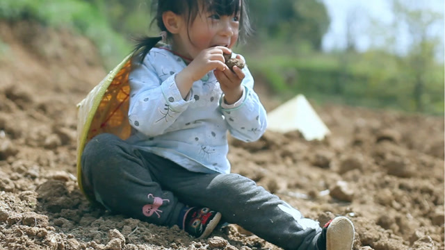 在大山里没有食物吃,女儿饿的吃土,回到男耕女织的年代,看得可怜