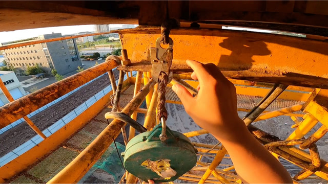 陈半仙终于在塔吊上发现防坠器了,它的原理跟汽车安全带是一样的