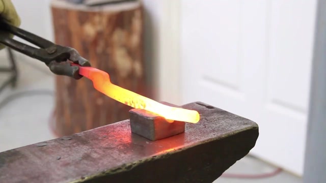 两个铁块,烧红了硬是锤出一把钳子,这质量比买的好