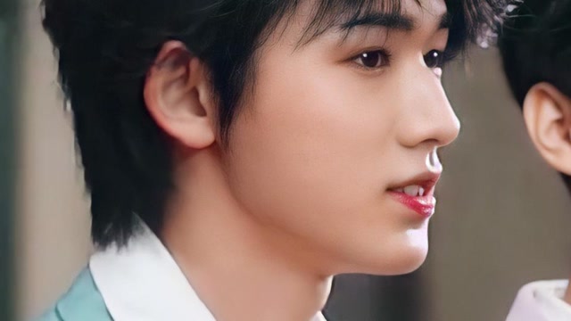 时代少年团随便抓拍的侧颜有多绝宋亚轩的鼻梁和下颚线实在太完美