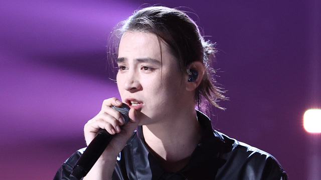 依加慵懒嗓音改编汪峰摇滚曲《我们的爱情》