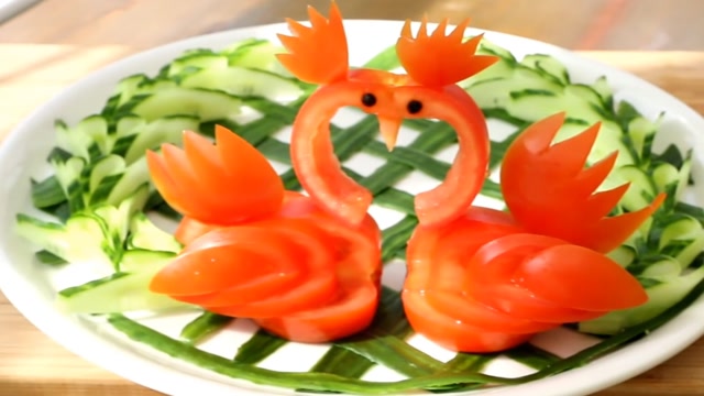 用黄瓜和番茄做出天鹅湖摆盘