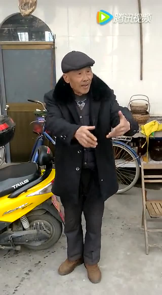 大姑父表演唱戏