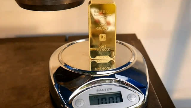 足足一公斤的黄金条 用液压机压扁后是什么样呢?