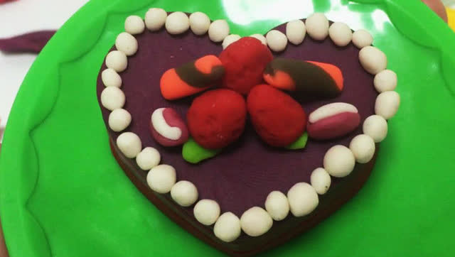 玩具视频 橡皮泥手工制作水果蛋糕 点心形草莓蛋糕