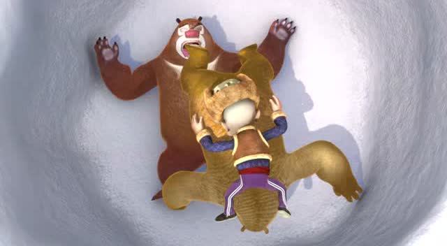 狗熊岭上,熊大熊二踩着滑雪板阻止光头强砍树,开展雪地追击!