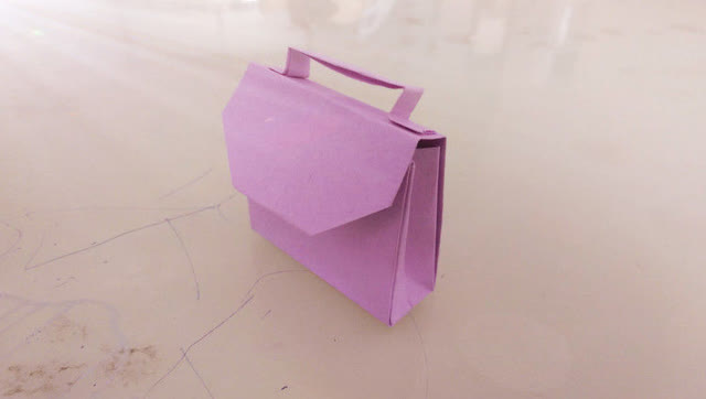 折纸教程:教你折个迷你版的手提公文包,很像哦!