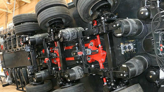 大型半挂平板车的悬挂到底是什么样的?将它翻过来看个够