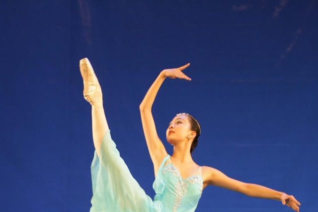 易烊千玺《中枪舞》美女教学视频 .