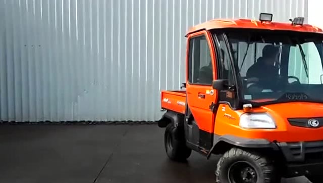 实拍四驱久保田农用车,两个小伙试驾农用车性能