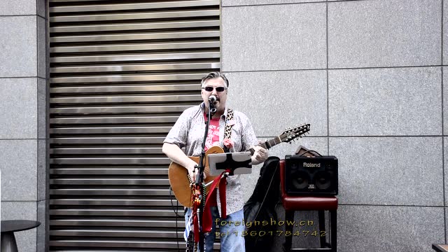 上海男歌手街头吉他弹唱