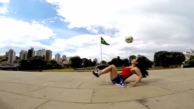 性感美女穿高跟鞋颠球