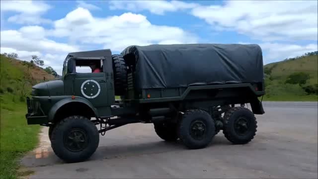 梅赛德斯奔驰6轮卡车,看看底盘这性能就知道了!