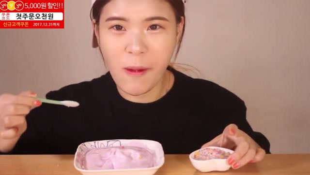 韩国吃播豪放派大胃王donkey妹妹吃自制葡萄酒口味的食玩和糖果