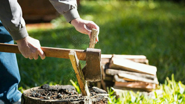 乡村|农家院冬季劈木头储备柴火