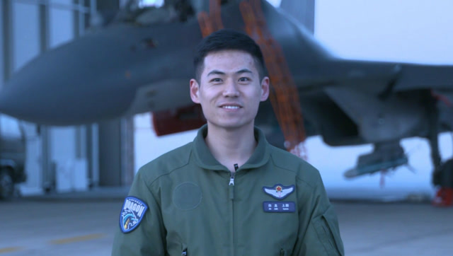 帅哥飞行员白龙我驾歼16去战斗