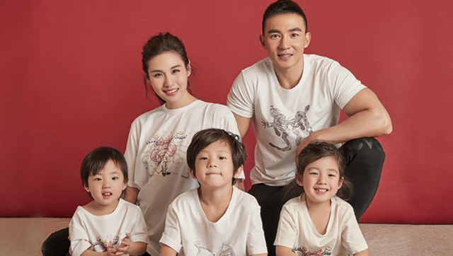 刘畊宏最新全家福上线 小泡芙兄妹"复制粘贴"