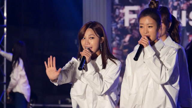 粉丝拍摄音乐团队apink现场演唱歌曲《u you》