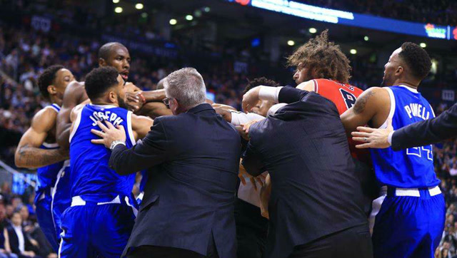 真丢人啊,野球场上打架,十几个人打一个外国人