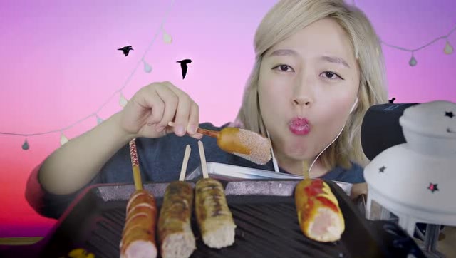 韩国妹纸吃烤香肠咬下去嘎嘣脆的声音真好听