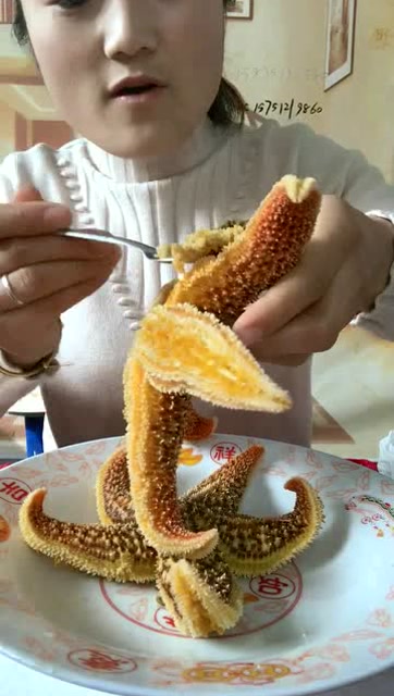 老姐大口吃海星,这吃法好过瘾,看傻了