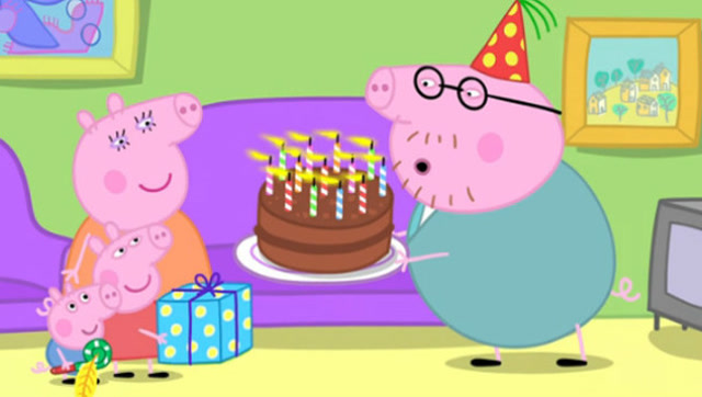 小猪佩奇一家戴皇冠齐聚吃蛋糕 粉红小猪妹开心吃水果蛋糕