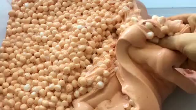 女子捏起水晶泥,比男人力气都大,可怕