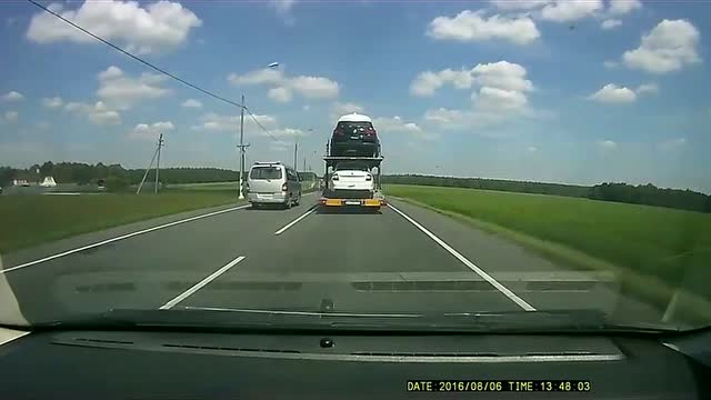五菱"神车"超车,仅仅两公分,吓哭轿车司机