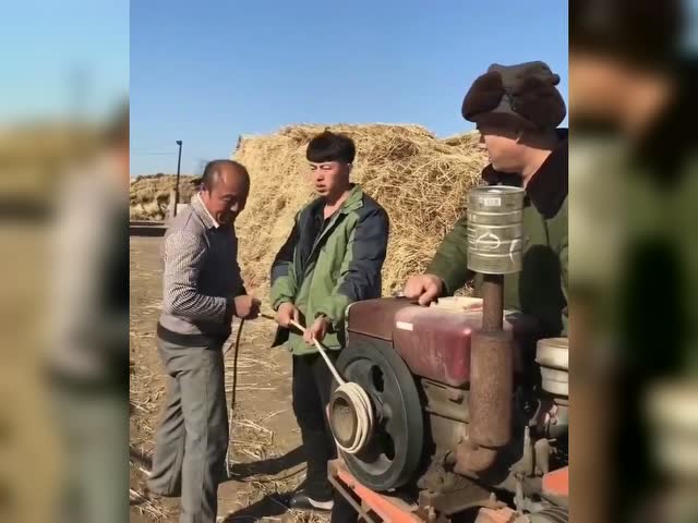 农村父子搞笑视频用绳子代替皮带启动手扶拖拉机