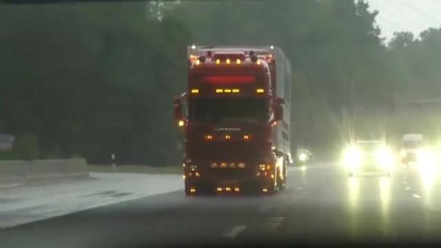 追拍斯堪尼亚卡车 v8引擎声音真好听!