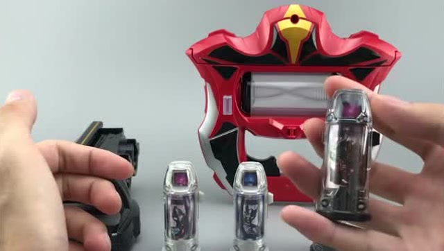 《捷德奥特曼》奥特曼怪兽胶囊,动漫小哥走出家门召唤欧布奥特曼