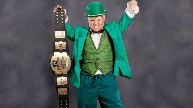 wwe二货大傻瓜,被1.3的侏儒小霍斯戏弄,真让人无语