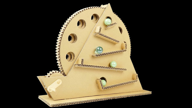 用纸板diy齿轮运行机,手摇启动,太好玩了,看看他是怎么做的