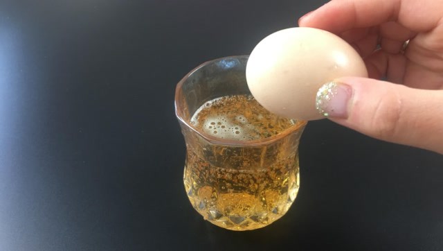 把生鸡蛋倒入啤酒里,解决了男人最大的烦恼,试过了都说好