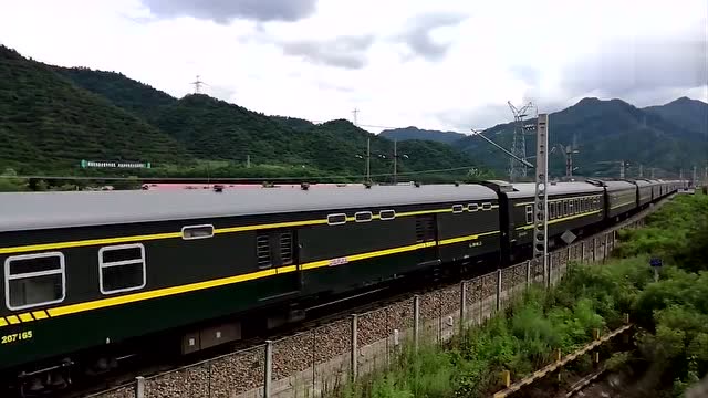 宝成铁路观音山爬山展线的终点秦岭站k545次列车通过
