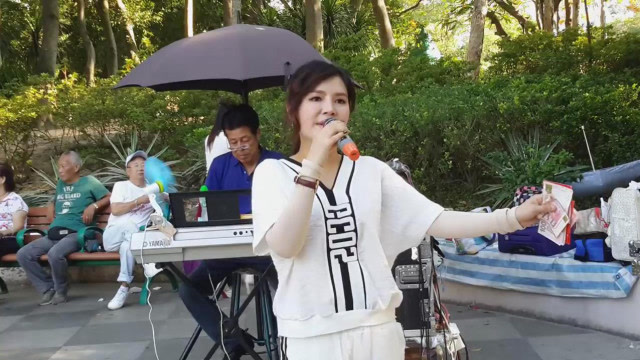 香港街头红歌星小红屯门公园演唱《橄榄树》