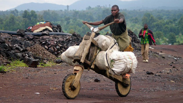 非洲人发明木头自行车,不仅实用还很赚钱,真是让人叹服!
