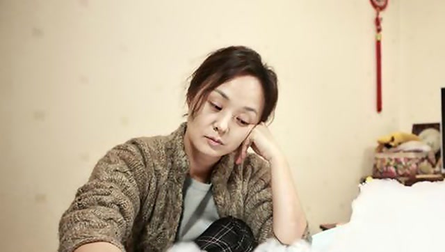 媳妇半夜想用枕头闷死婆婆,不料被发现,听完原因后全家都哭了