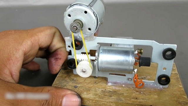 旧马达变废为宝自制迷你发电机,可以点亮灯泡,这个小发明太实用