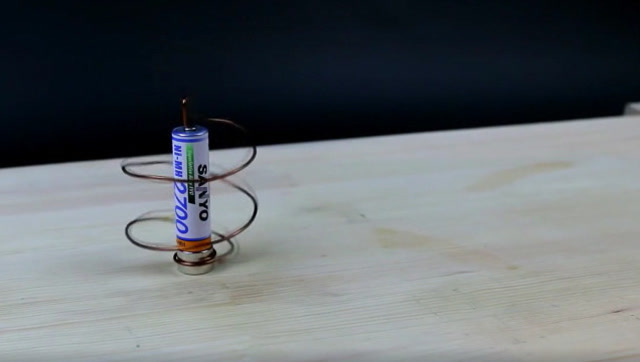 一节电池就可以让铁丝飞速旋转