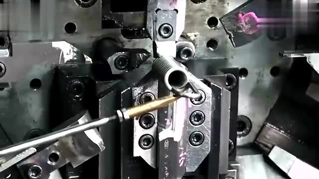 自动弹簧制造机,弹簧原来是这样制造的,真是开眼界了