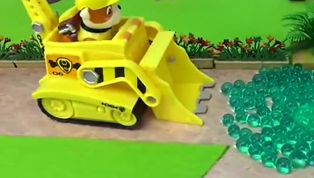 《奇奇和悦悦的玩具》小力来帮忙把街道上的垃圾弄掉