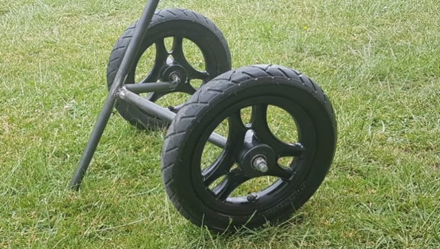 牛人自制一把手推车,2个轮子非常灵活,用来放重工具很实用