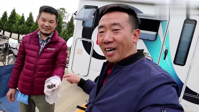 豪哥房车露营在湖边,带着房车体验者一起捡一道美食