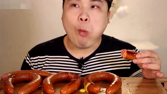 韩国大胃王:胖哥任性吃大烤肠,吃起来怎么卡茨卡茨的