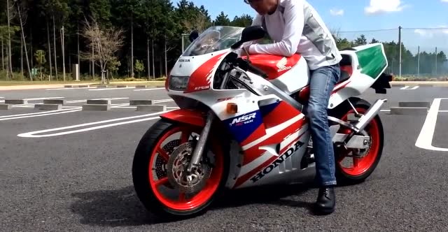 农民都叫做"烈火战车"实拍一台92年的本田nsr250刘德华