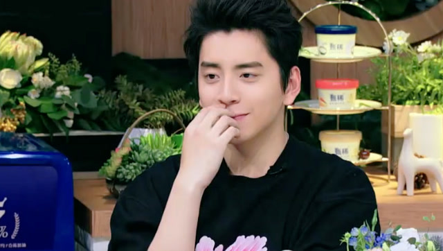 何炅:王大陆上快本,刚好吴昕心情不好,然后大陆就陪着吴昕唱歌